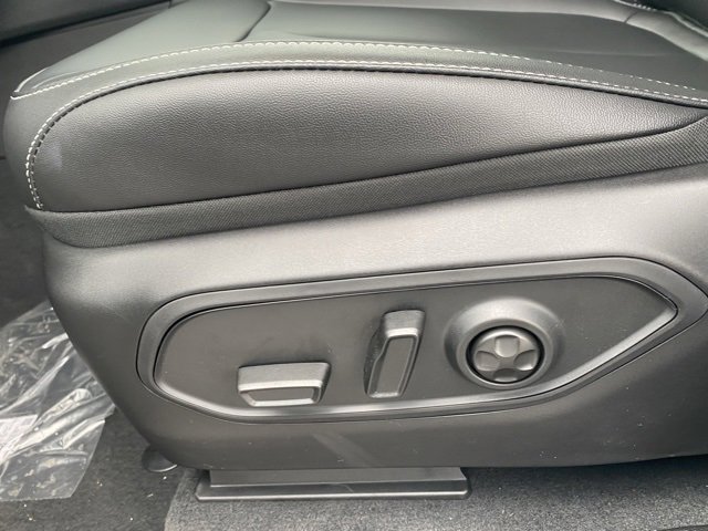 New 2025 Jeep Grand Cherokee L Limited w/ Black Appearance Package image 17