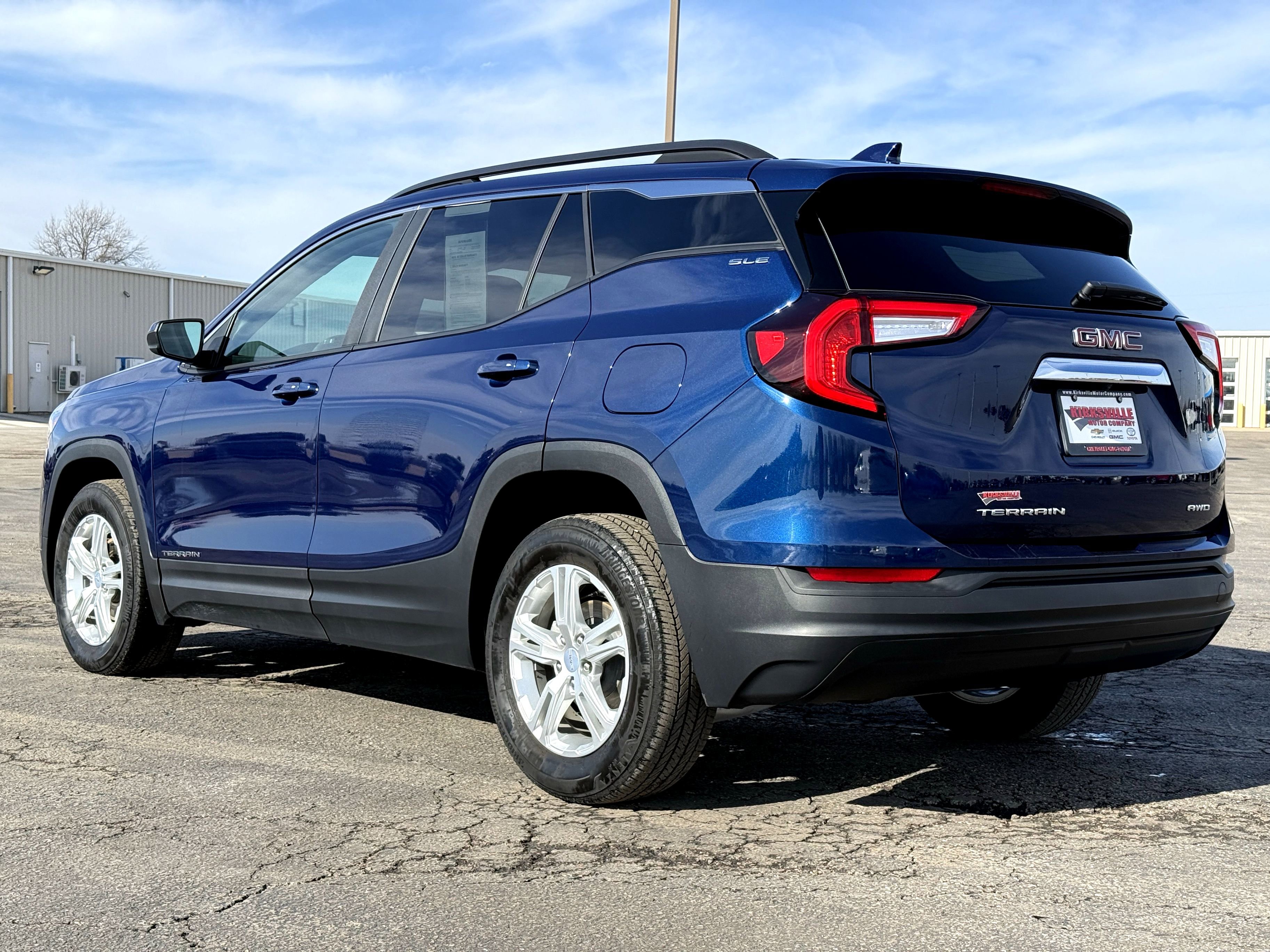 Used 2022 GMC Terrain SLE w/ Driver Convenience Package image 5