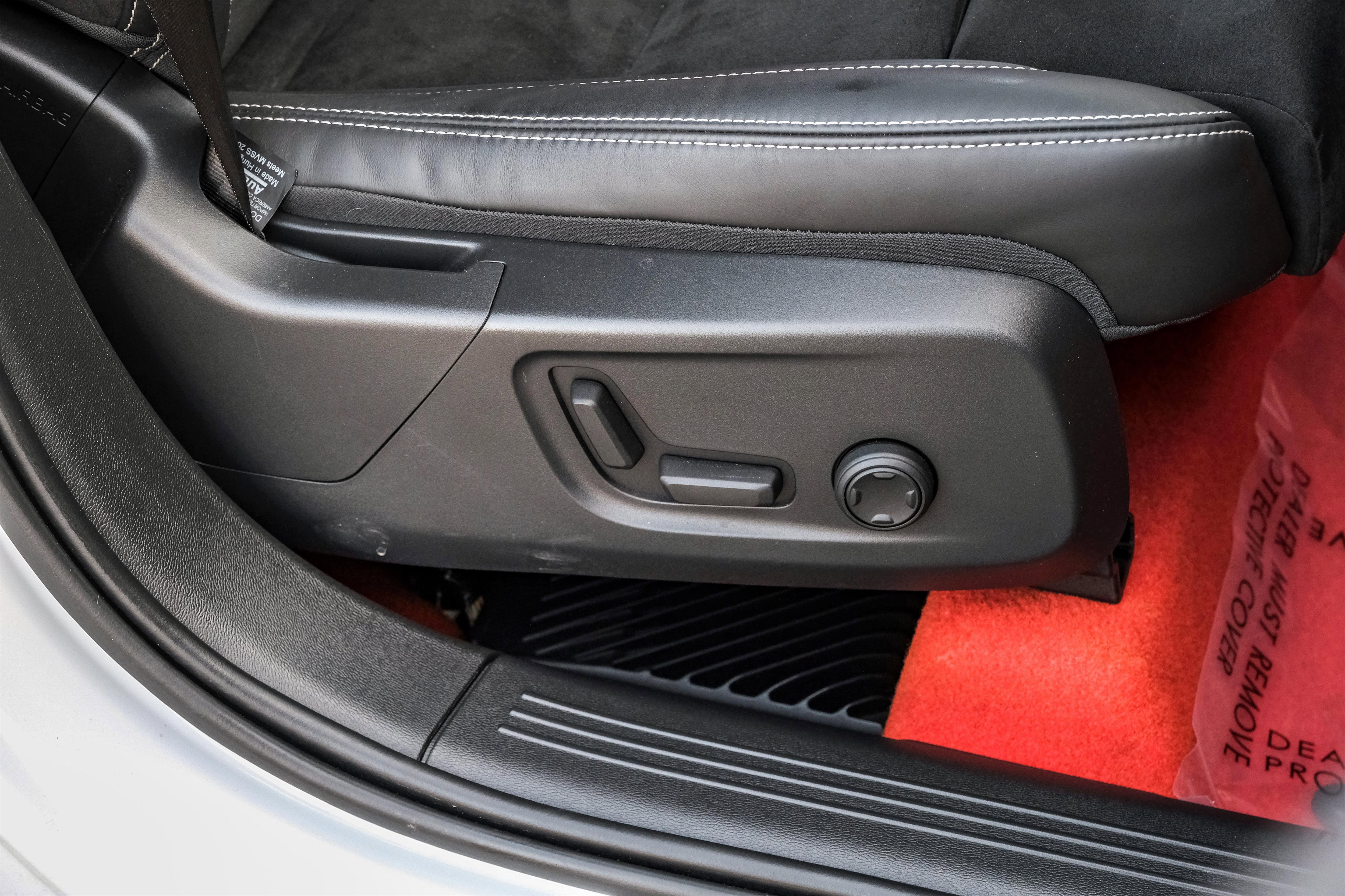 Used 2021 Volvo XC40 T4 R-Design image 37