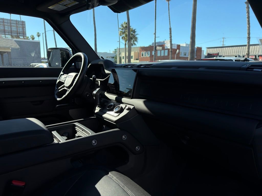 Used 2024 Land Rover Defender 130 X-Dynamic SE image 34