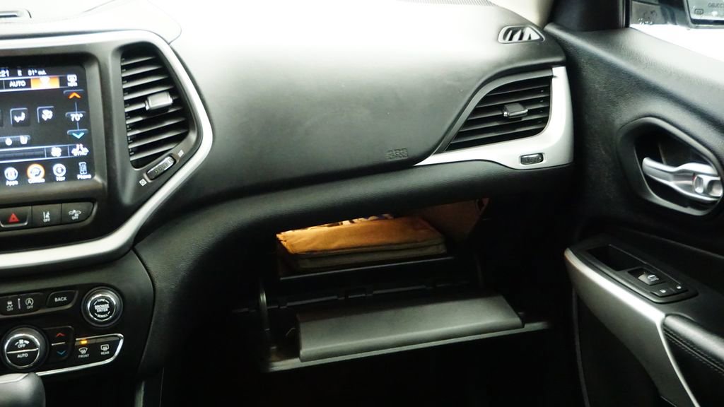 Used 2016 Jeep Cherokee Overland w/ Technology Group image 22