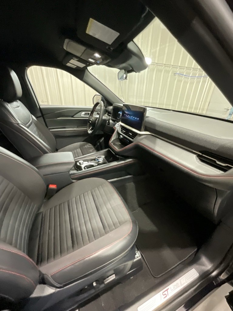 Used 2025 Ford Explorer ST-Line w/ ST-Line Street Pack image 16