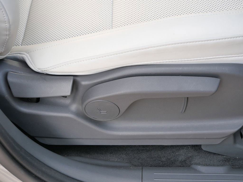 Used 2025 Hyundai Santa Fe SEL AWD/4WD image 16
