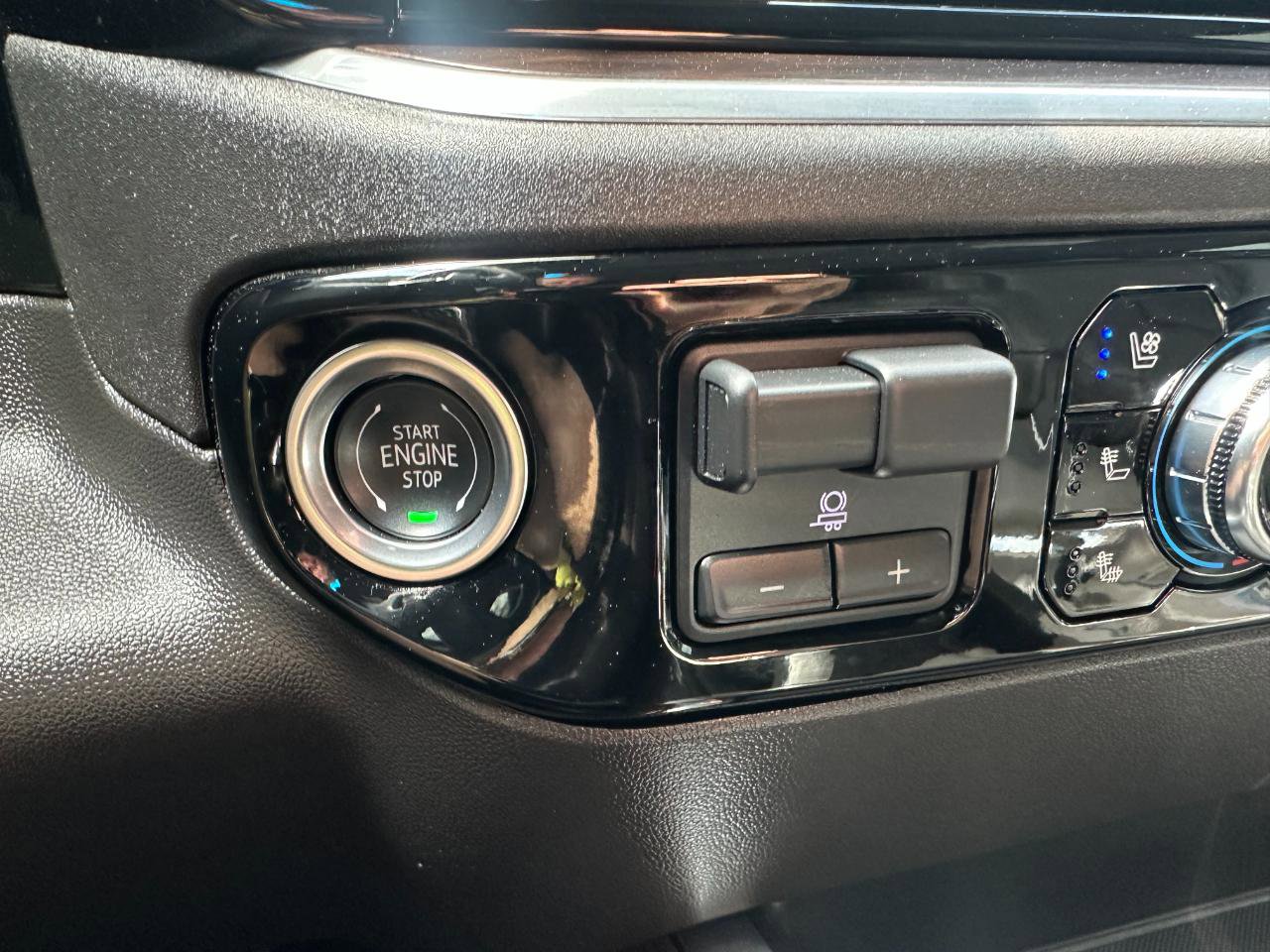 Used 2025 GMC Sierra 1500 SLT w/ SLT Premium Package image 41