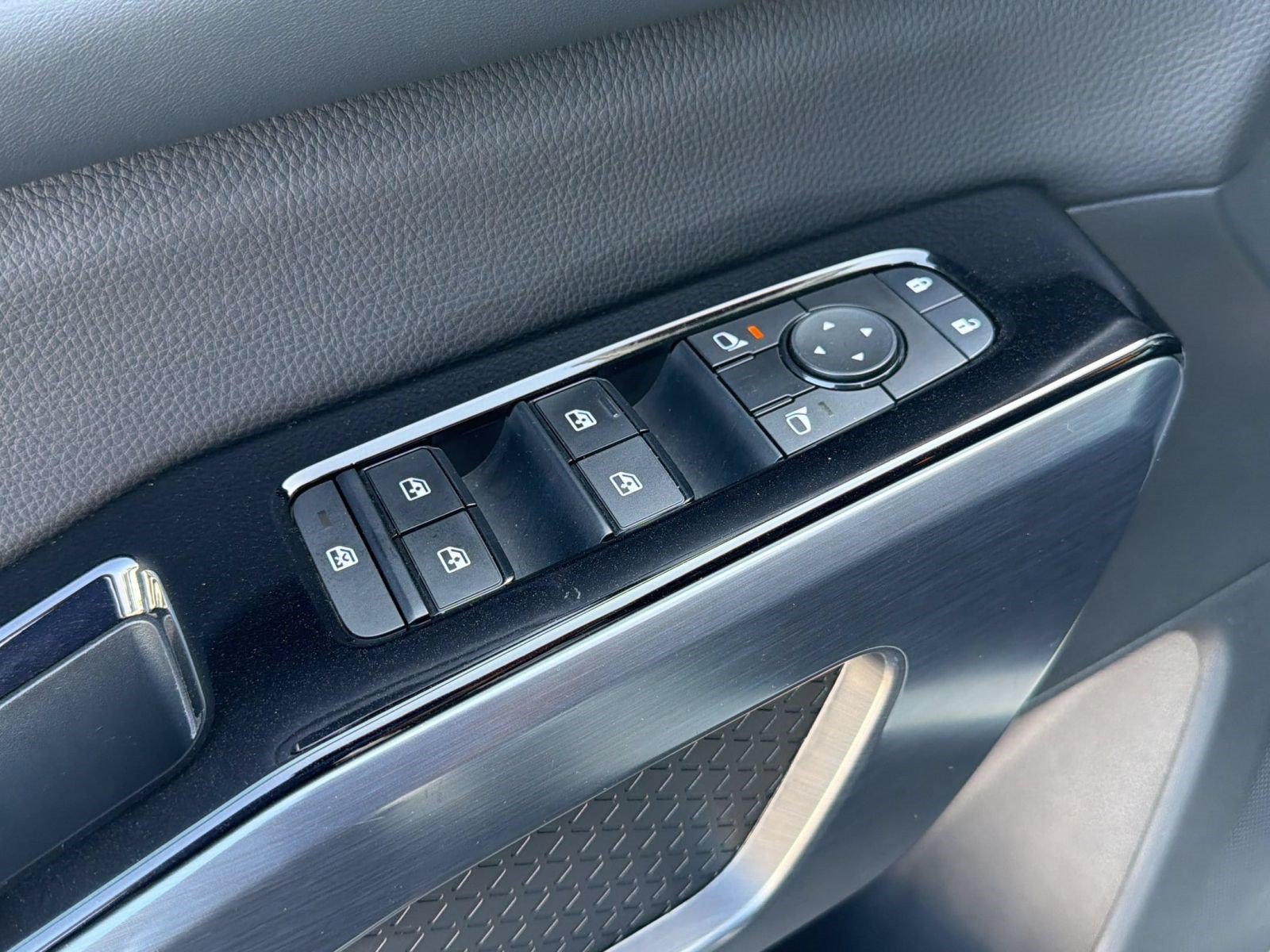 Used 2024 Nissan Pathfinder SL AWD/4WD image 26