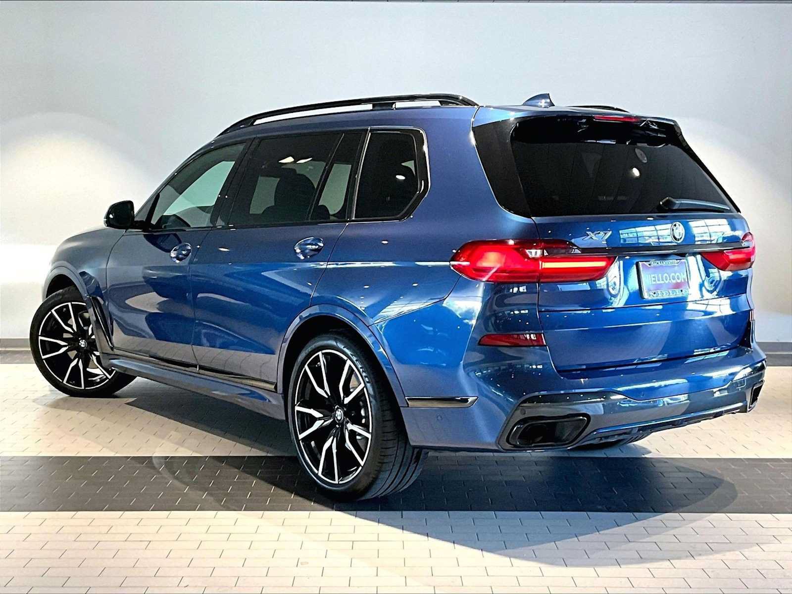 Used 2021 BMW X7 xDrive40i w/ M Sport Package AWD/4WD image 3