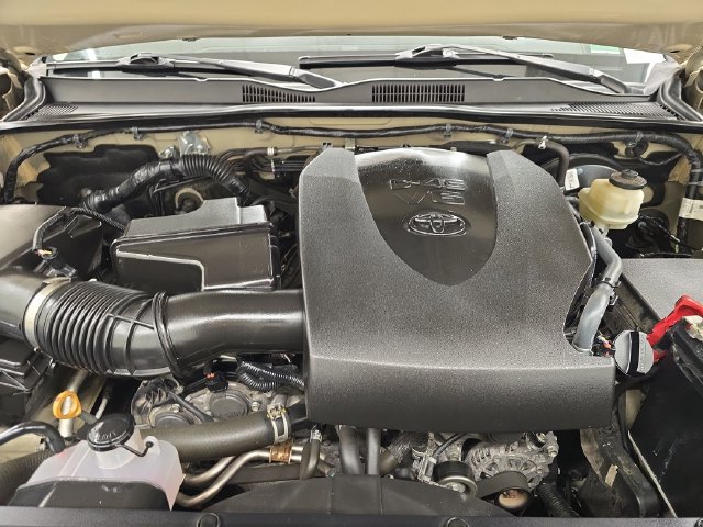 Used 2018 Toyota Tacoma SR5 AWD/4WD image 35