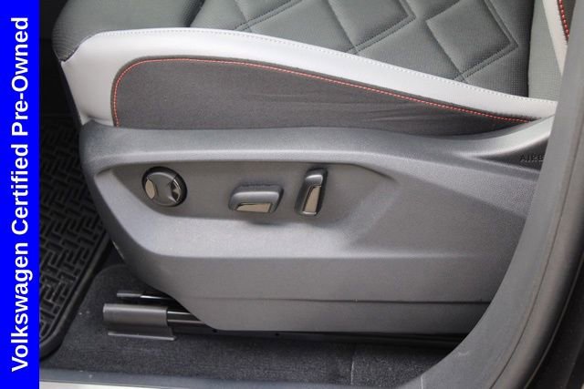 Used 2025 Volkswagen Atlas Peak Edition SE AWD/4WD image 18