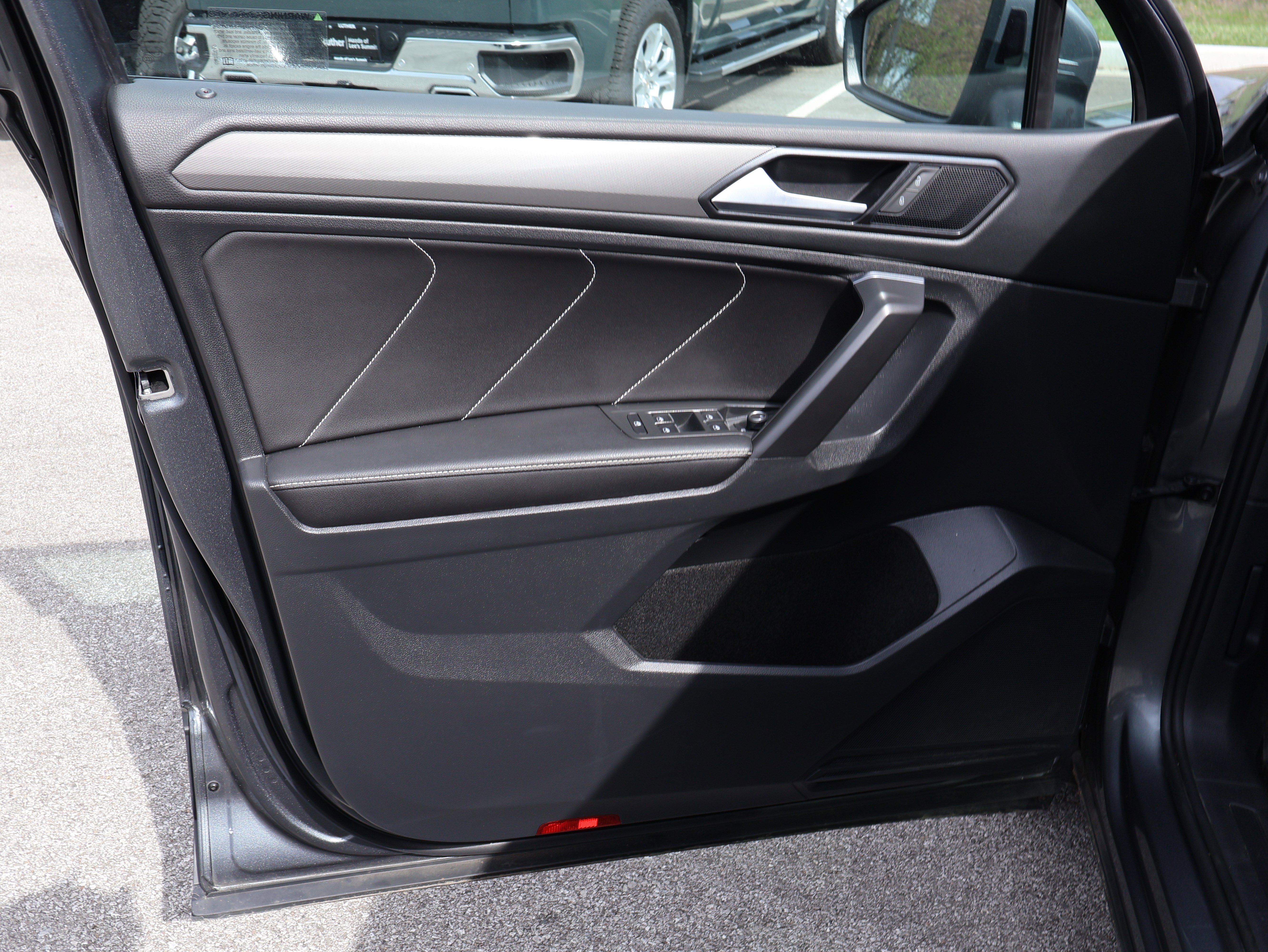 Used 2023 Volkswagen Tiguan SE image 22