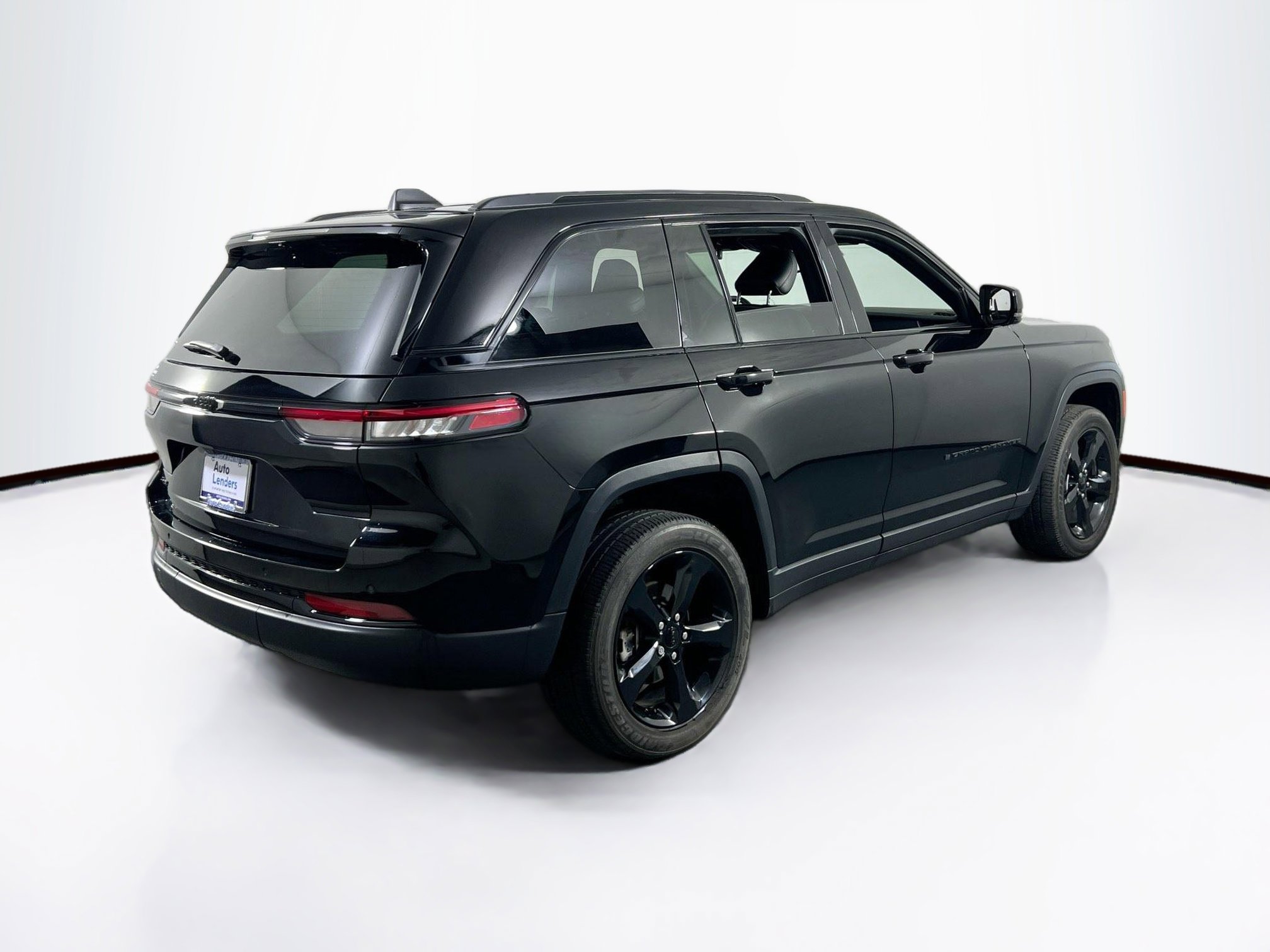 Used 2023 Jeep Grand Cherokee Altitude image 5