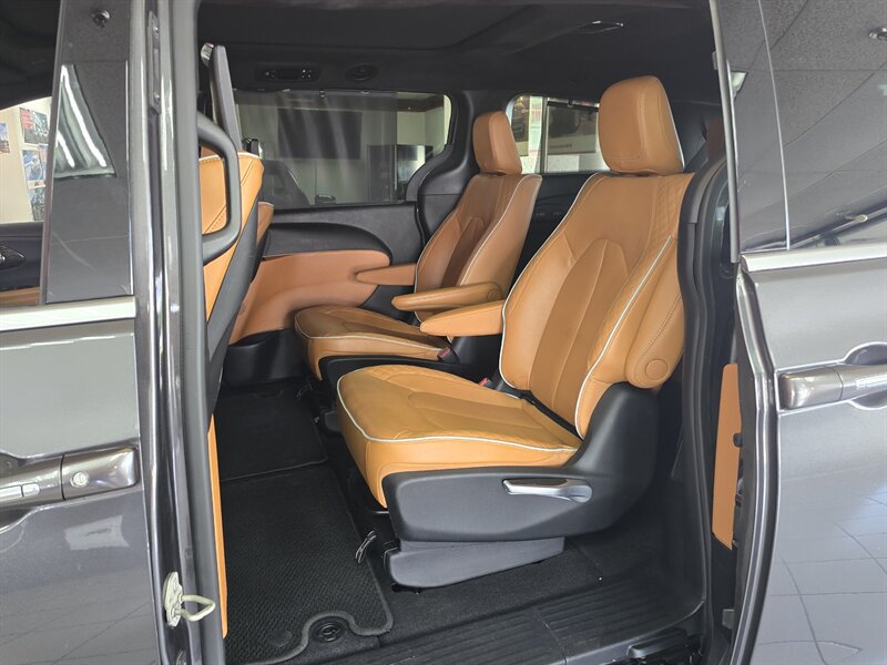 Used 2022 Chrysler Pacifica Pinnacle FWD image 10