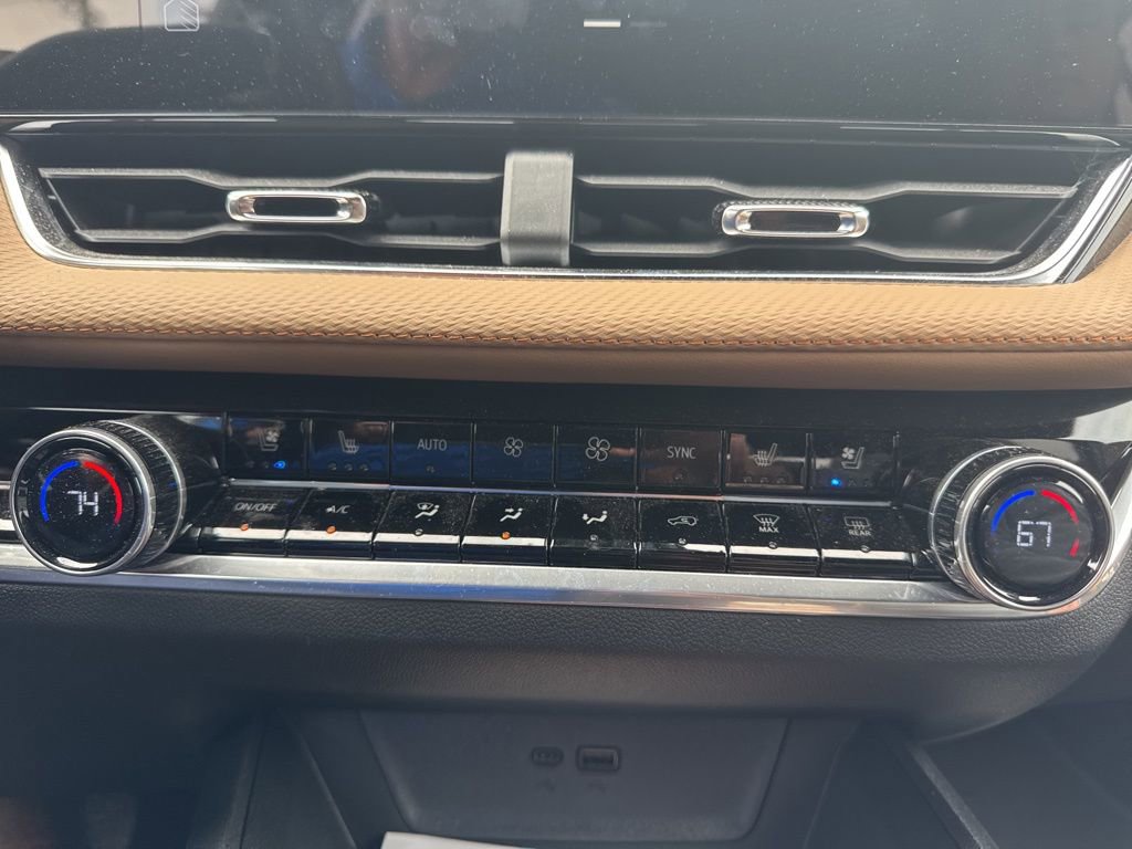 Used 2025 Chevrolet Equinox ACTIV w/ Safety and Technology Package image 11