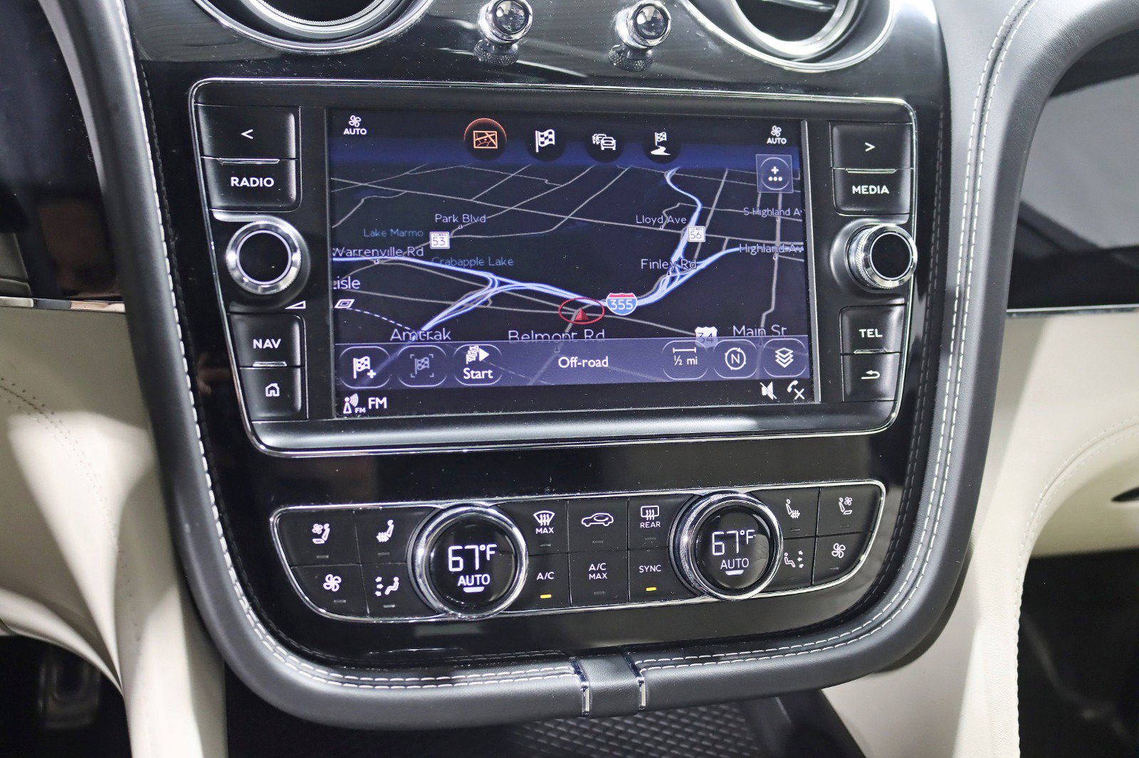 Used 2017 Bentley Bentayga image 21