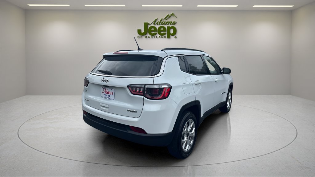 Used 2025 Jeep Compass Latitude w/ Sun & Sound Group AWD/4WD image 4