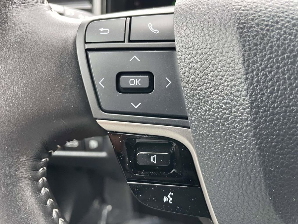 Used 2025 Toyota Camry SE w/ Convenience Package image 32