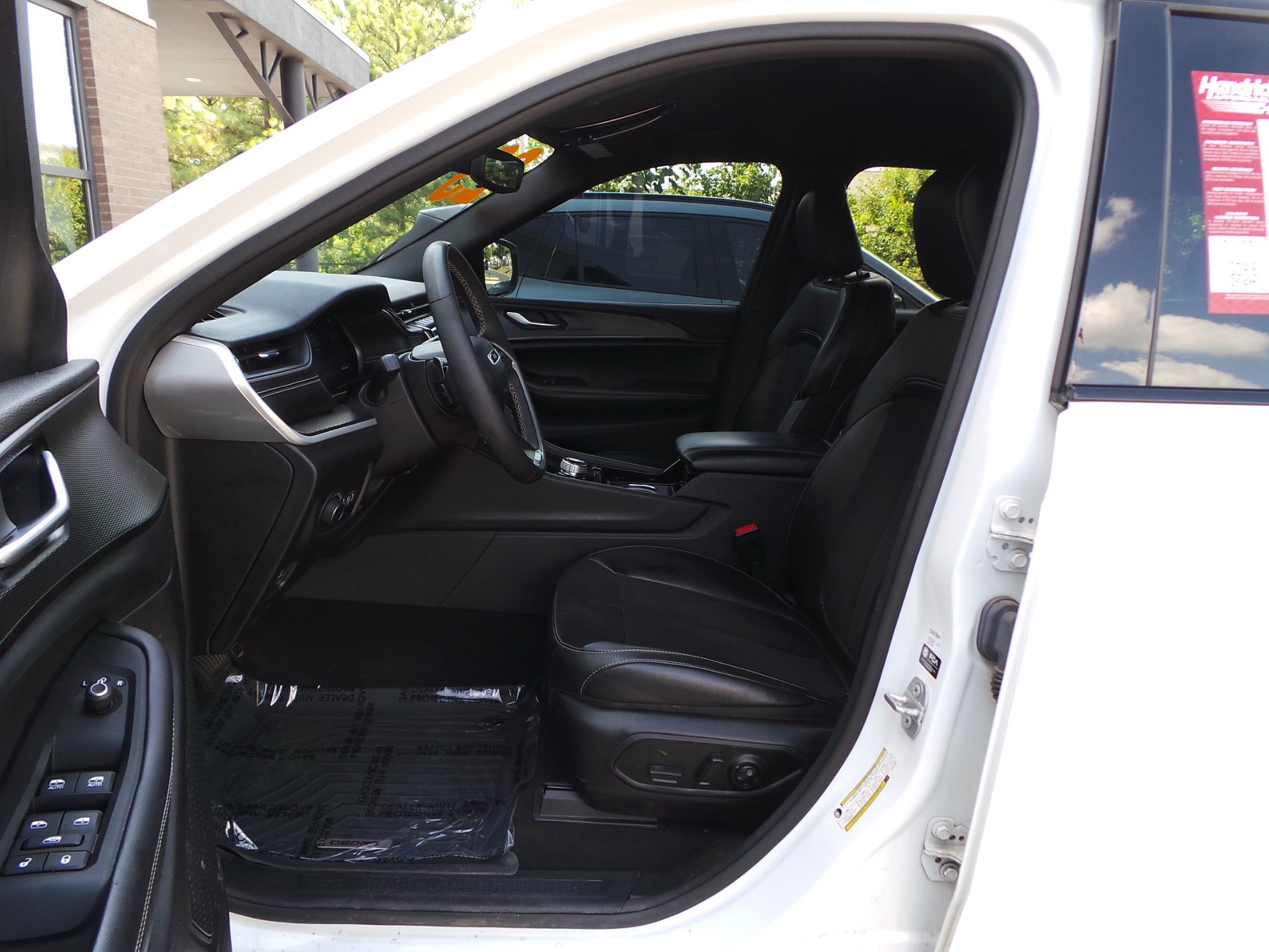 Used 2023 Jeep Grand Cherokee Altitude AWD/4WD image 25