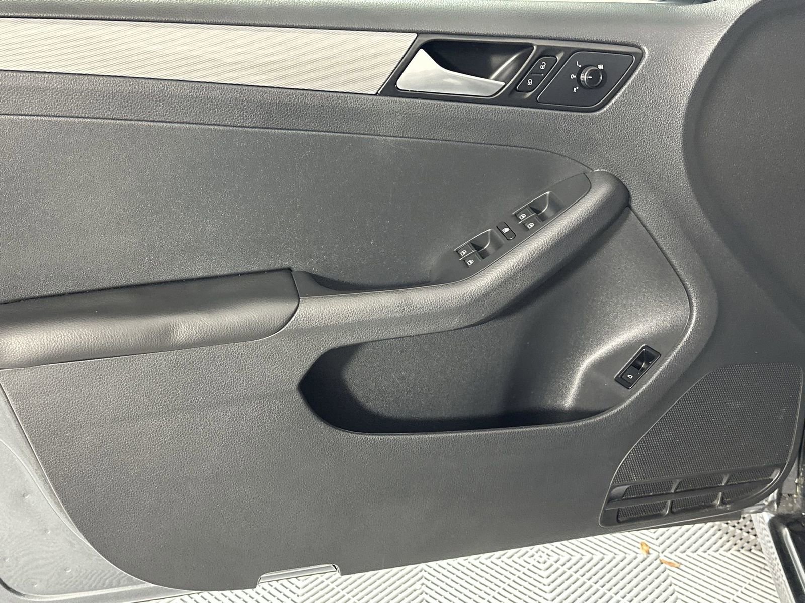 Used 2017 Volkswagen Jetta S image 29