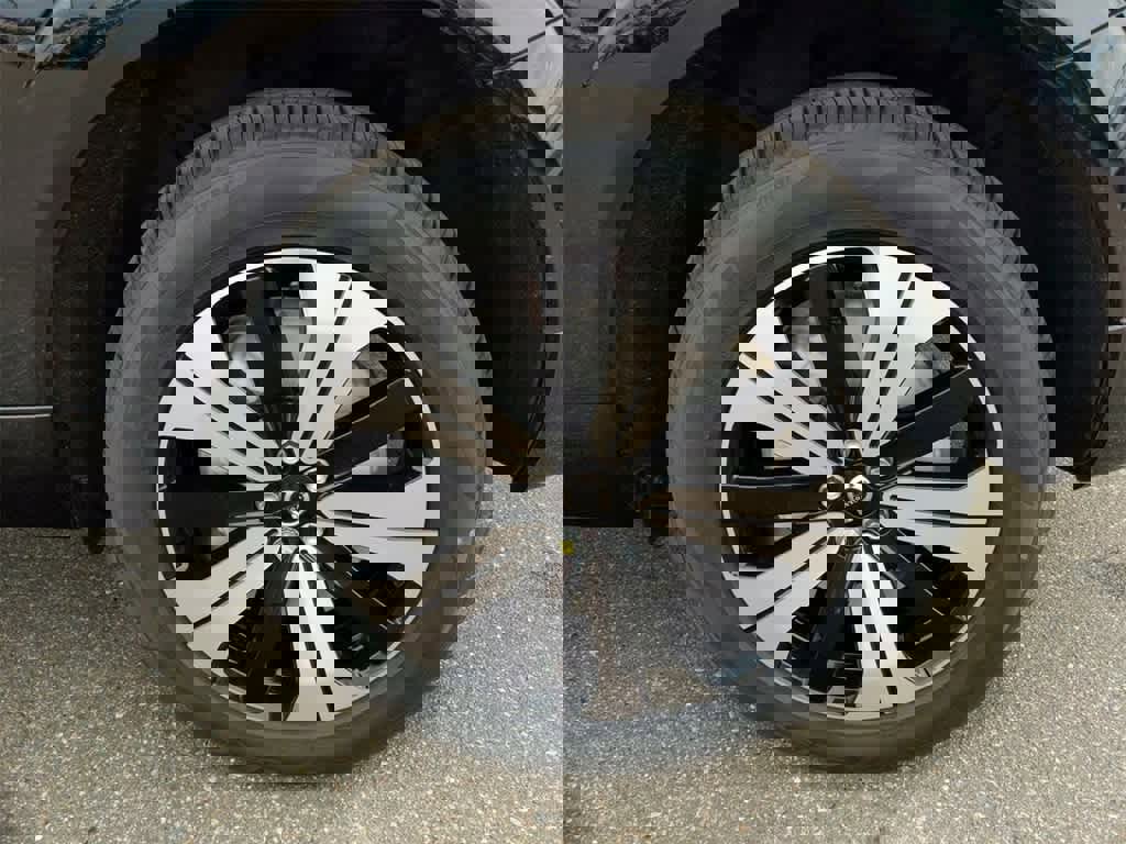 Used 2025 Volvo XC60 T8 Plus w/ Protection Package Premier image 12