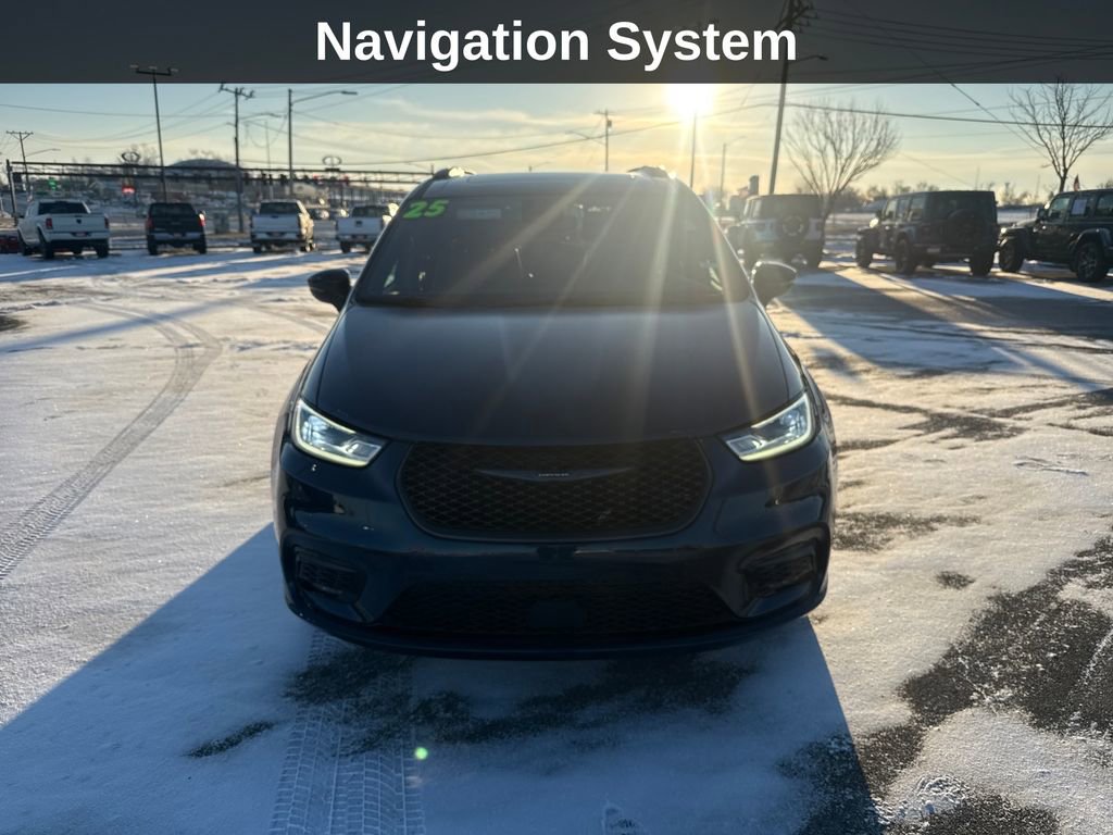 Used 2025 Chrysler Pacifica Limited image 10