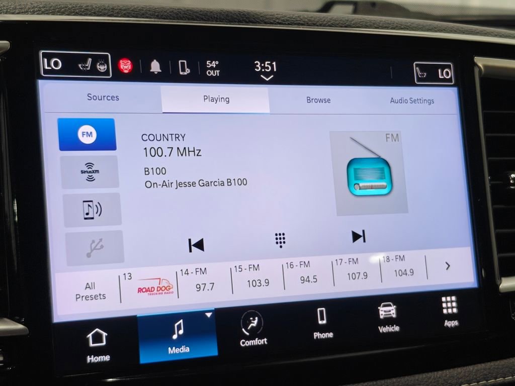 Used 2024 Chrysler Pacifica Touring image 36