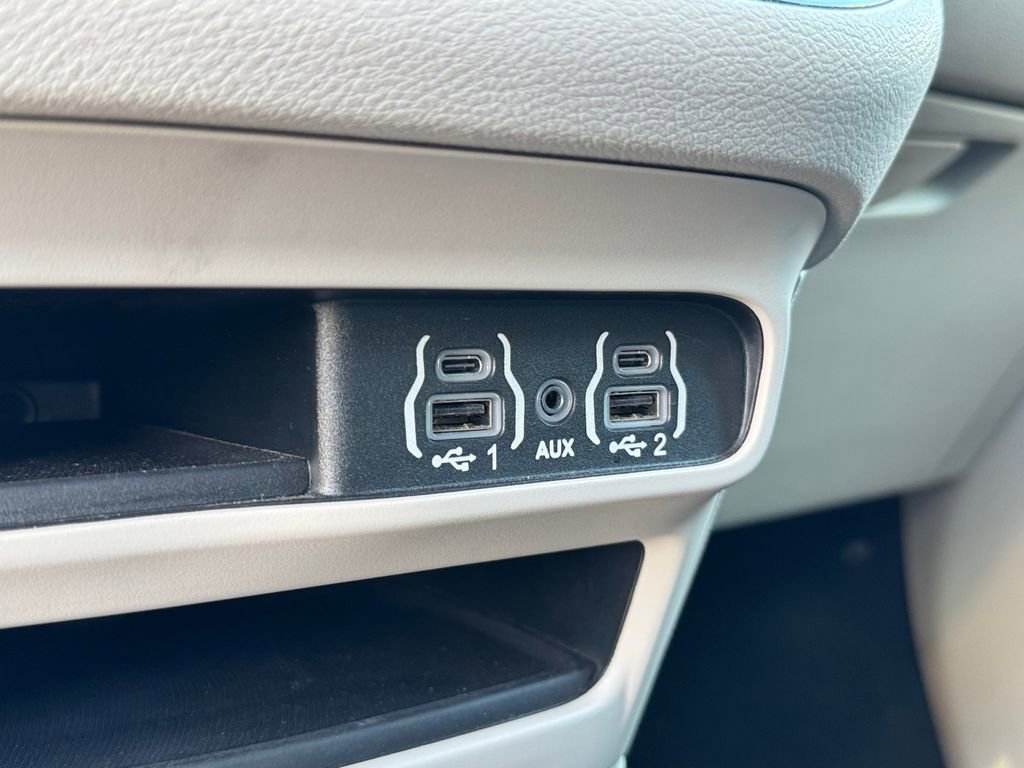 Used 2023 Chrysler Pacifica Touring-L FWD image 27