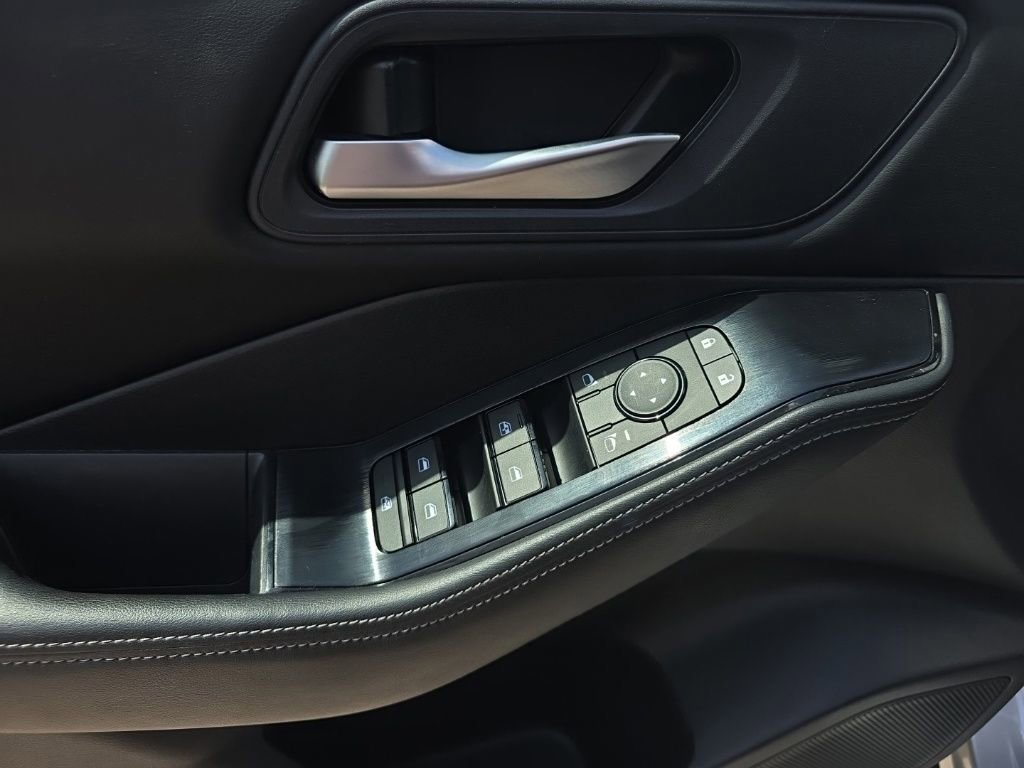 Used 2025 Nissan Rogue SV image 18