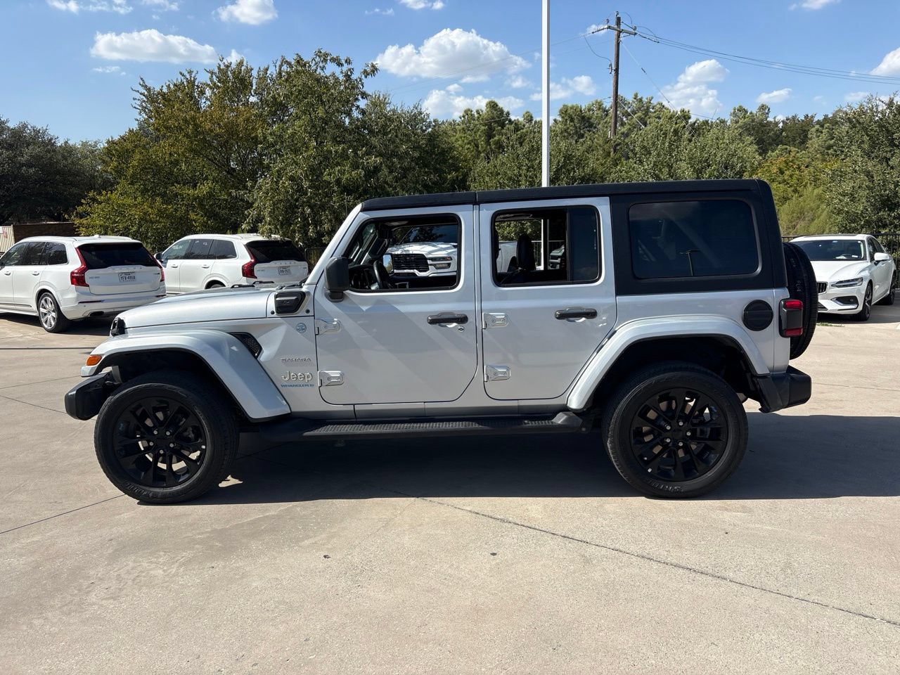 Used 2023 Jeep Wrangler Unlimited Sahara AWD/4WD image 8