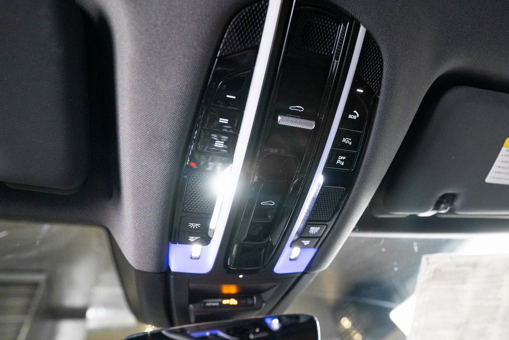 Certified 2023 Porsche Cayenne Platinum Edition image 28