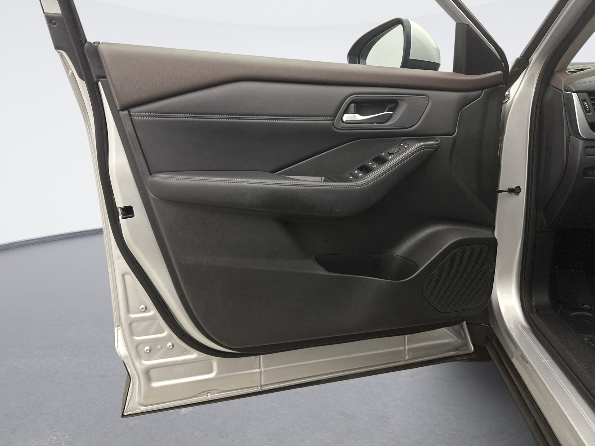 Used 2023 Nissan Rogue SV w/ SV Premium B Package image 9