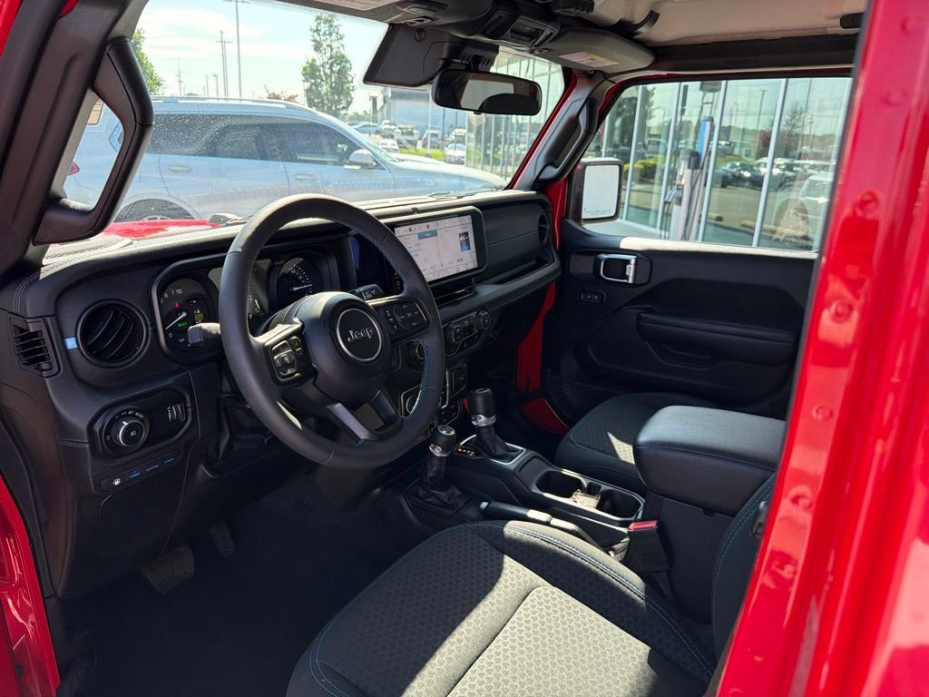 Used 2025 Jeep Wrangler Unlimited Rubicon 4xe w/ Convenience Group AWD/4WD image 17