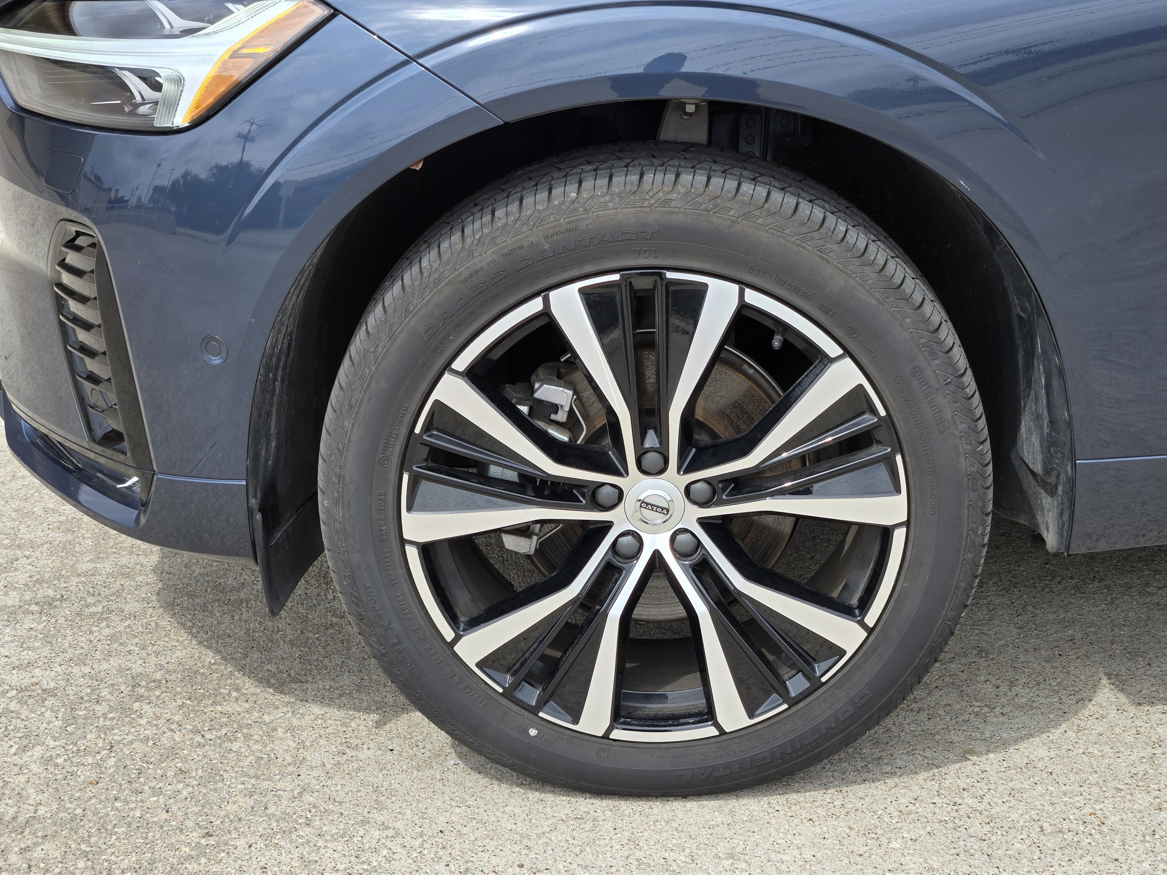 Used 2025 Volvo XC60 B5 Plus image 16