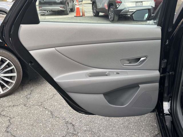 Used 2025 Hyundai Elantra SEL image 10