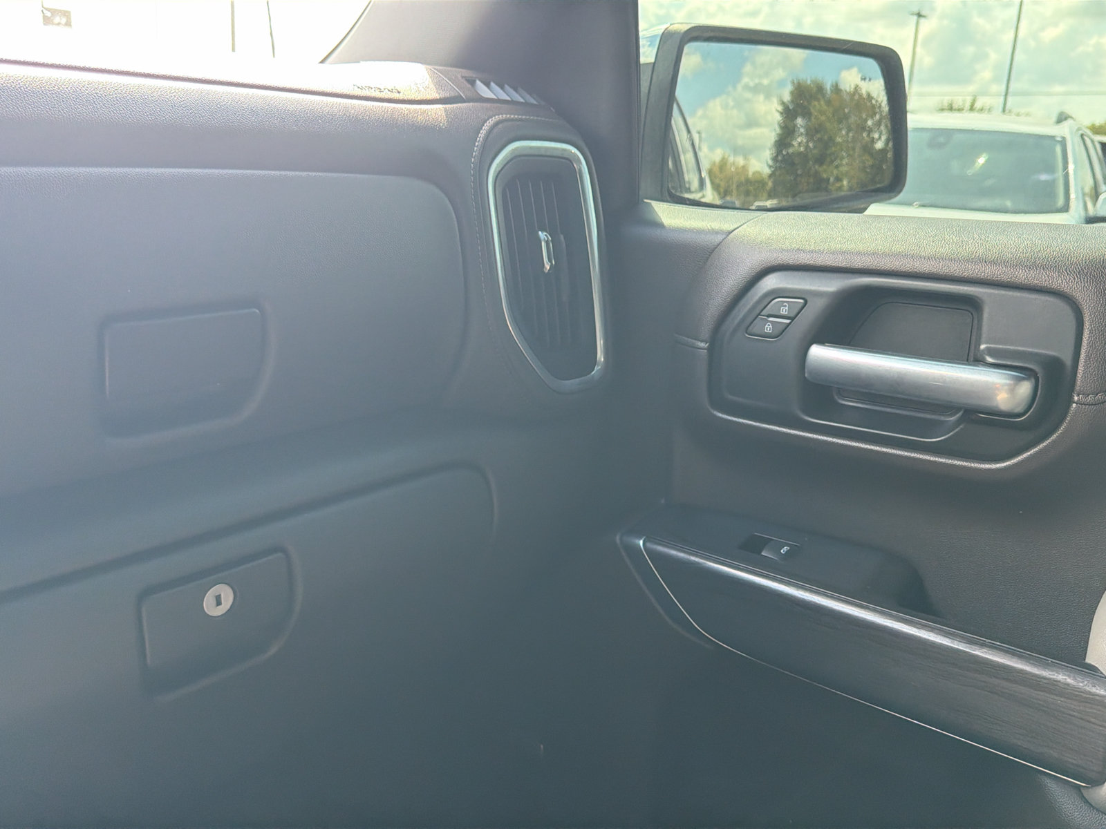 Used 2019 Chevrolet Silverado 1500 LTZ AWD/4WD image 15