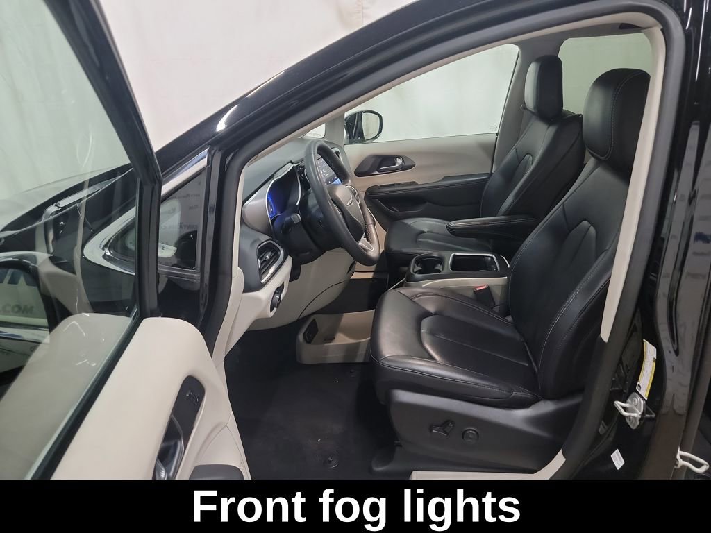 Used 2024 Chrysler Pacifica Touring-L image 10