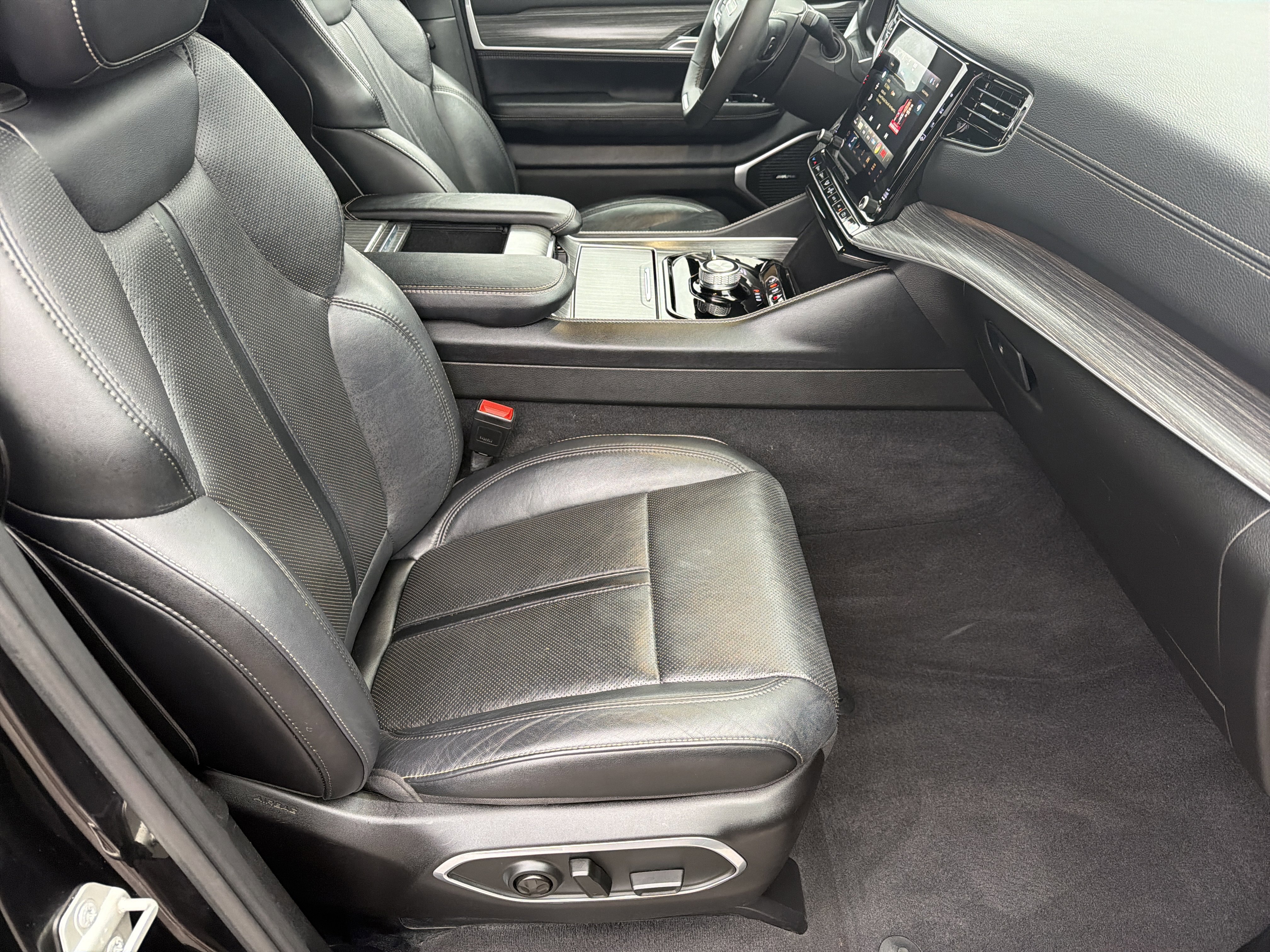 Used 2024 Jeep Wagoneer Series II w/ Flexible Seating Group image 14