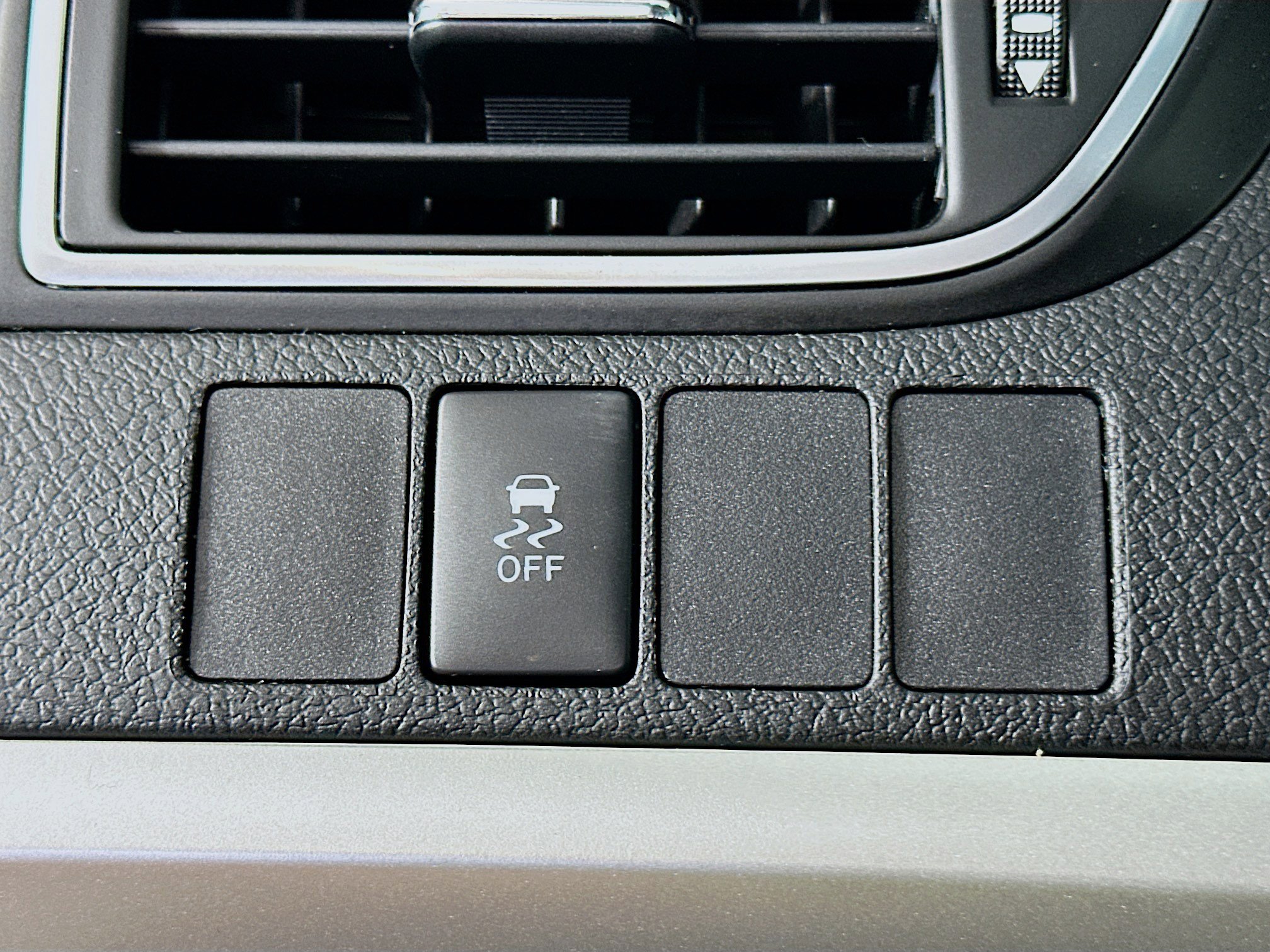 Used 2017 Toyota Camry SE w/ Moonroof Package FWD image 16