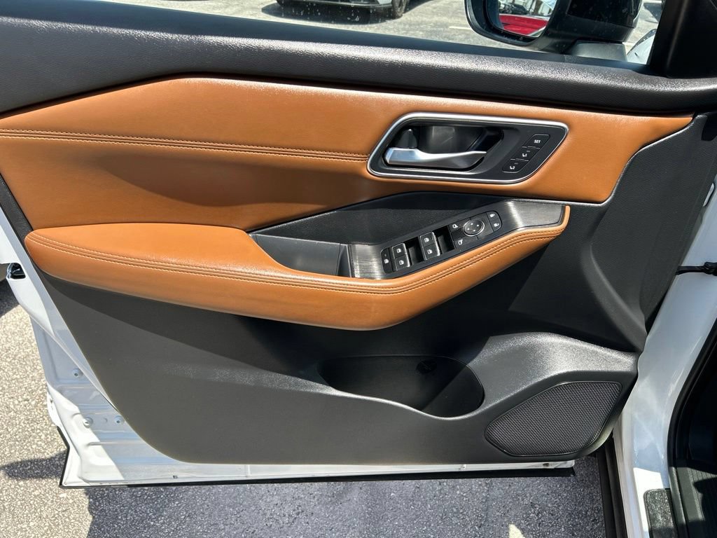 Certified 2024 Nissan Rogue Platinum FWD image 19