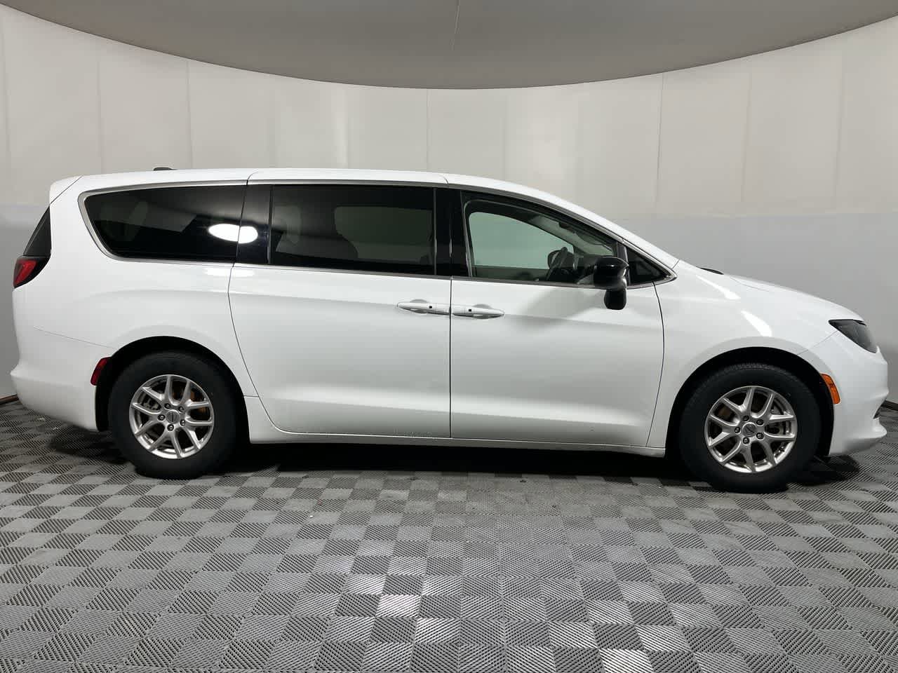 Used 2024 Chrysler Voyager LX FWD image 9