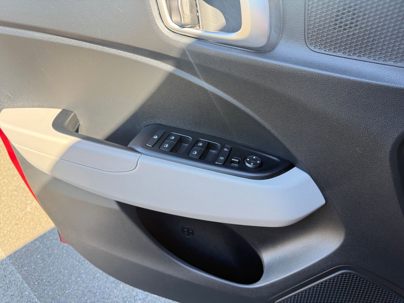 Used 2025 Hyundai Venue SEL image 18