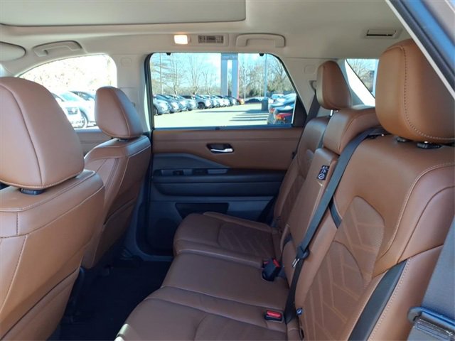Certified 2024 Nissan Pathfinder Platinum w/ Black Appearance Package image 6