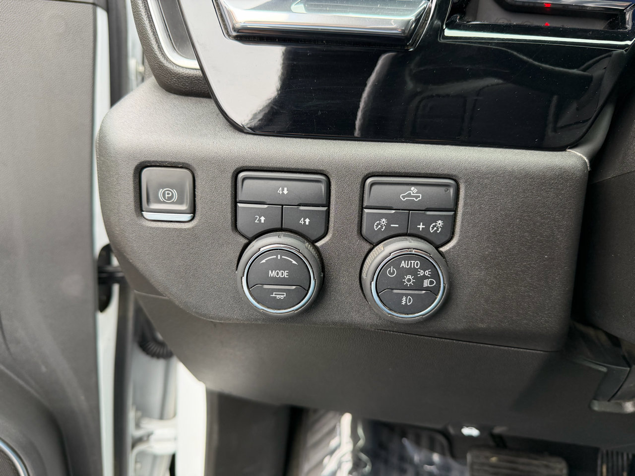 Used 2024 Chevrolet Silverado 3500 LT w/ Convenience Package image 25