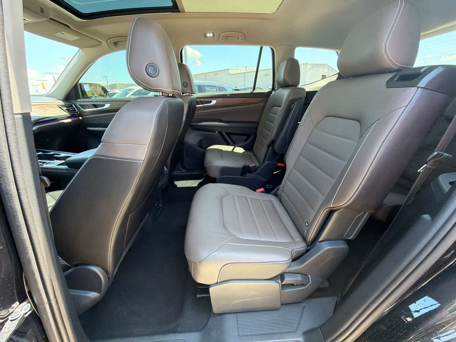 Used 2025 Volkswagen Atlas SEL AWD/4WD image 12
