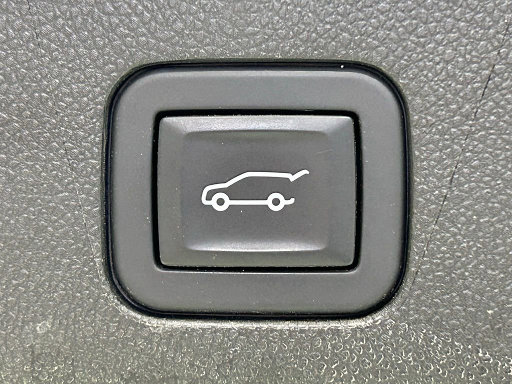 Used 2023 Chevrolet Tahoe Z71 w/ Luxury Package AWD/4WD image 18