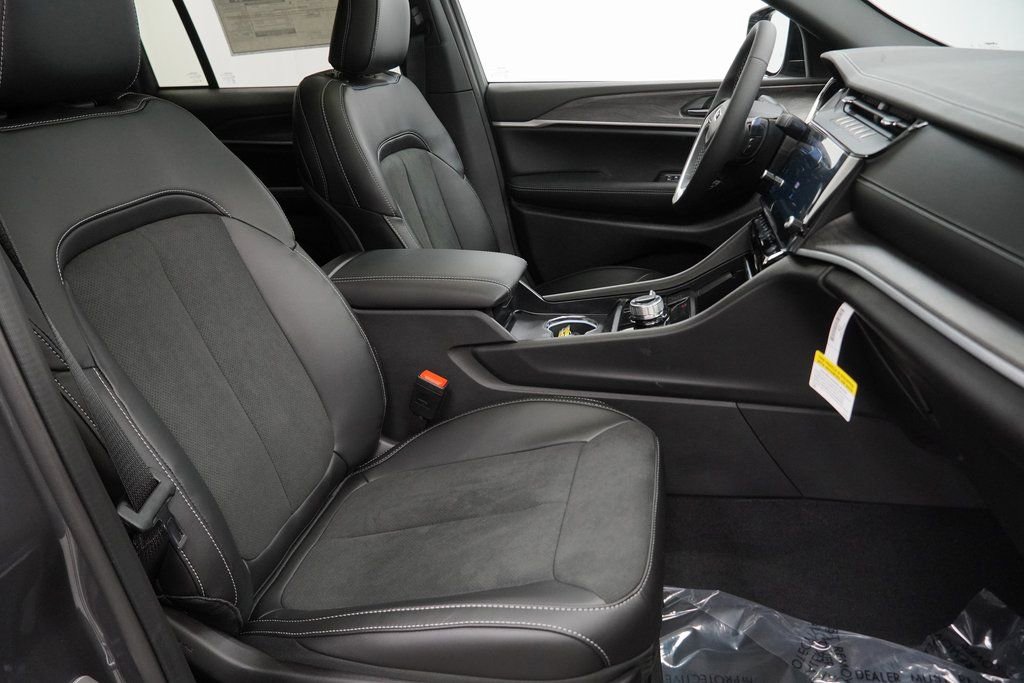 New 2026 Jeep Grand Cherokee Altitude image 32