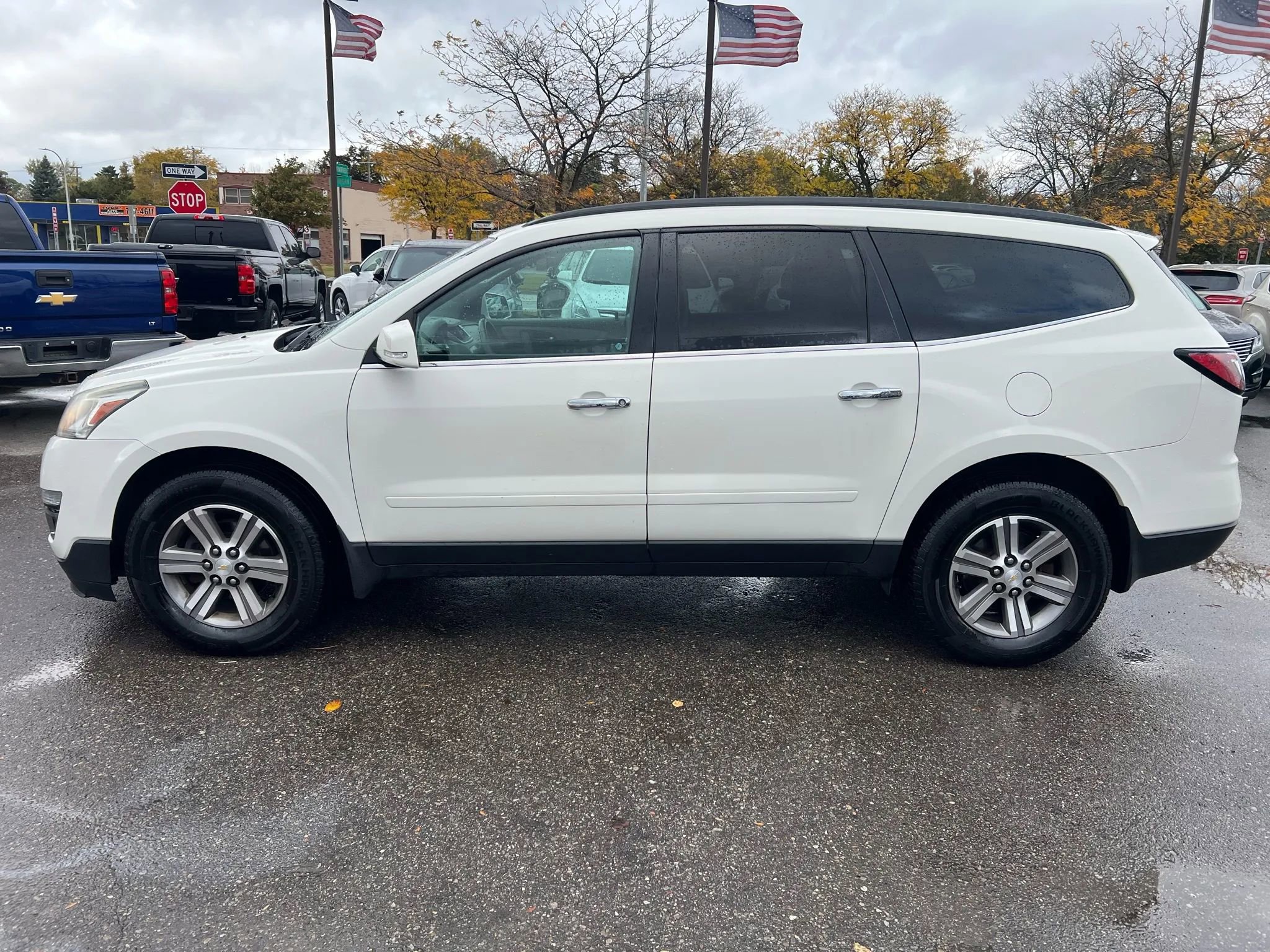 Used 2015 Chevrolet Traverse LT image 2