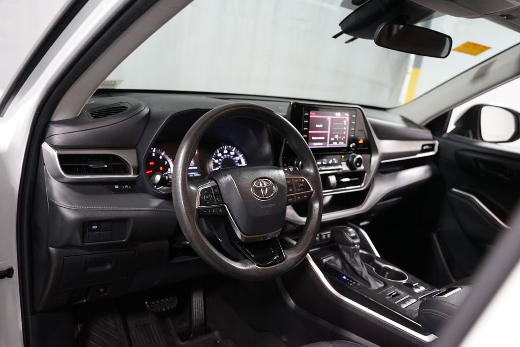Used 2021 Toyota Highlander L image 11