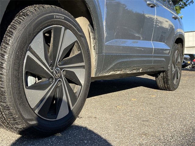 Used 2025 Volkswagen Taos SE image 11