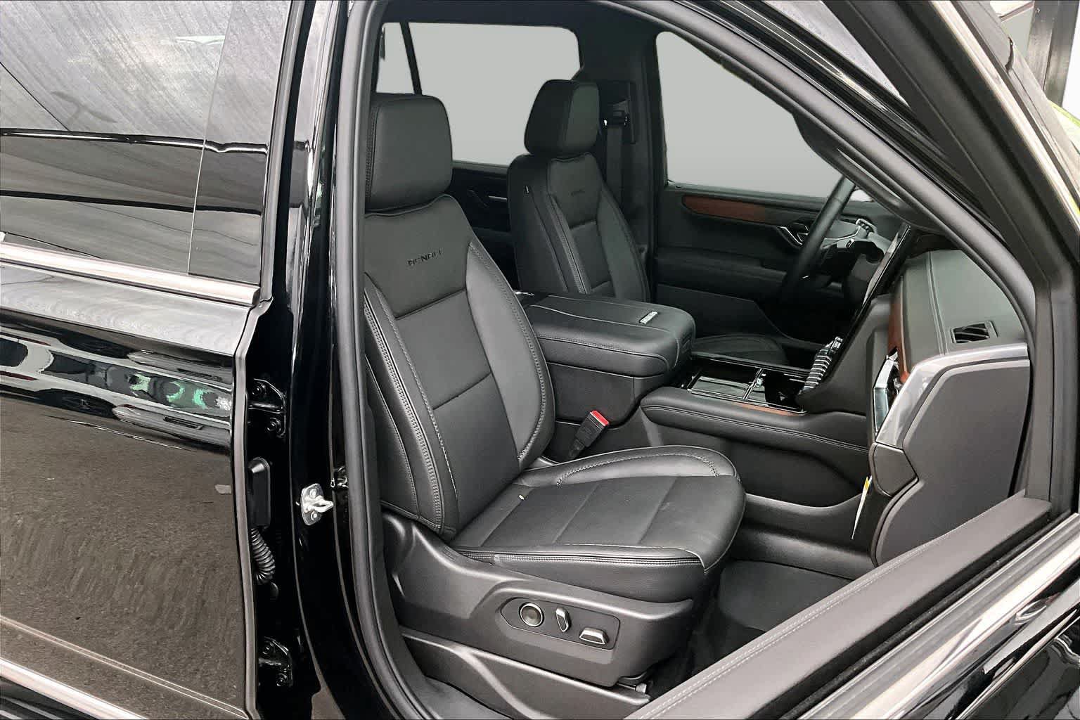 Used 2026 GMC Yukon Denali AWD/4WD image 9
