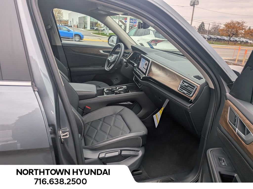 Used 2025 Volkswagen Atlas SE image 35