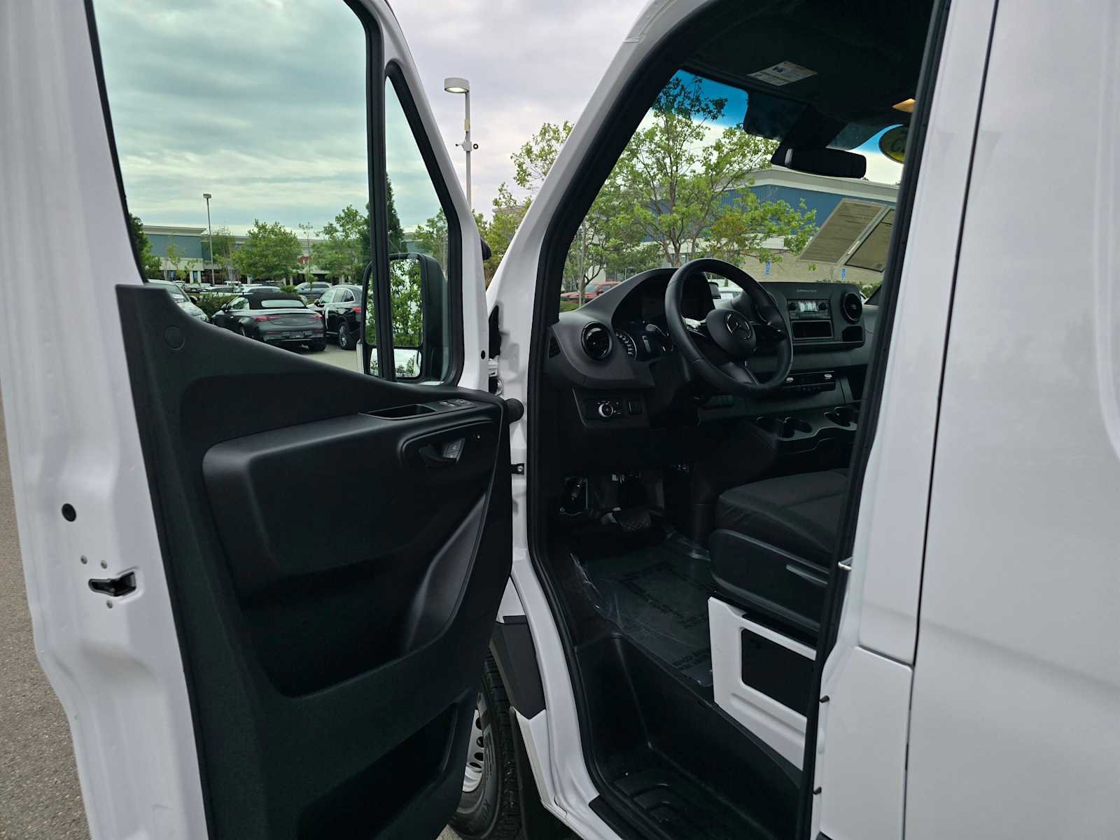 Used 2025 Mercedes-Benz Sprinter 2500 image 19